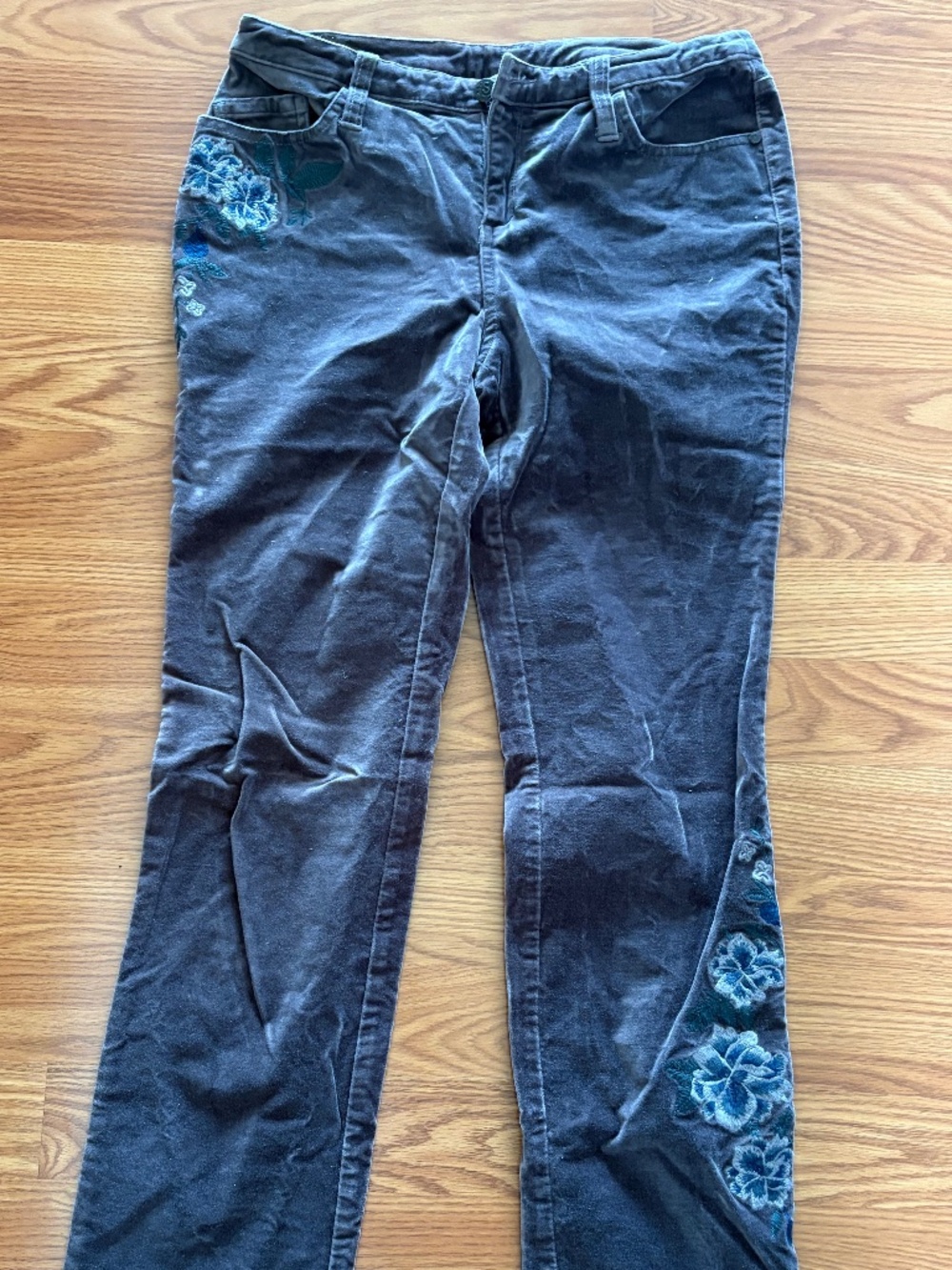 Sundance jeans velvet like material with beautiful flower etching